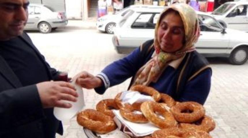 (&ouml;zel Haber) Hanife Ana, 11 Yıldır Simit Satarak &Ccedil;ocuklarını Okutuyor