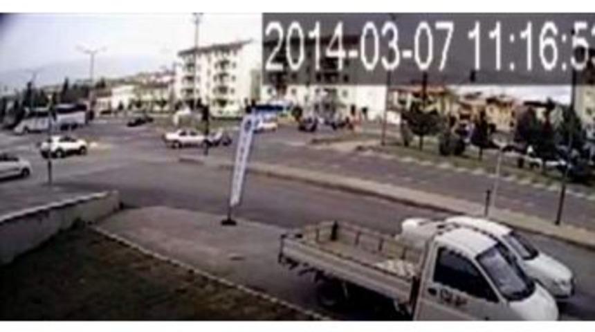 Uşak'ta Kırmızı Işık İhlali Kaza Getirdi: 3 Yaralı