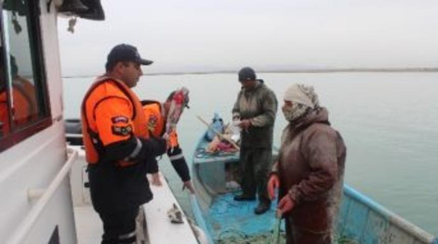 Jandarmadan Balık&ccedil;ı Kadınlara &Ccedil;i&ccedil;ek