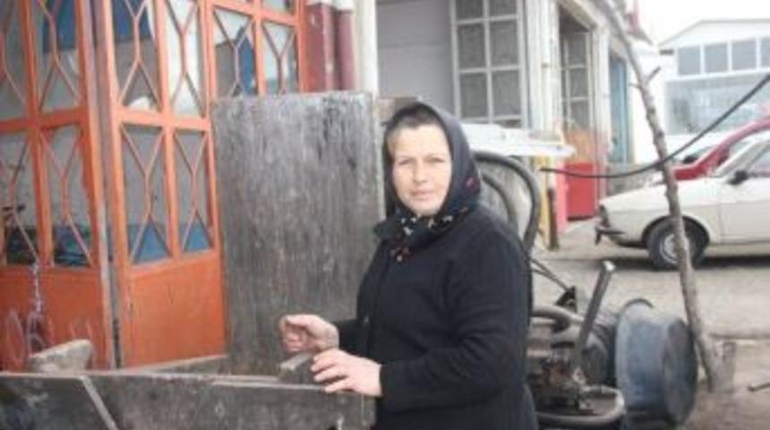 Fedakar Kadın 3 Yıldır Hurdacıda &Ccedil;alışıyor