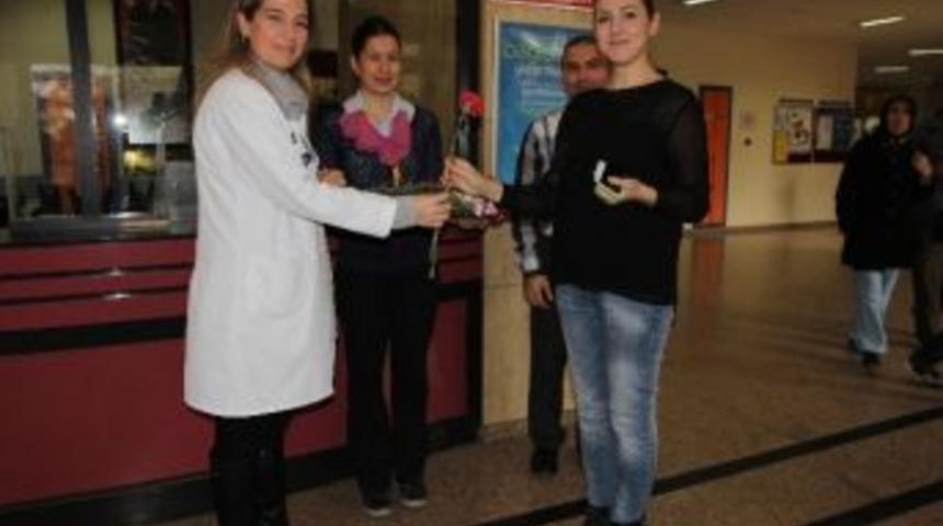 A&uuml; Hastanesi&rsquo;nden Kadınlar G&uuml;n&uuml;&rsquo;nde &Ccedil;i&ccedil;ekli Kutlama