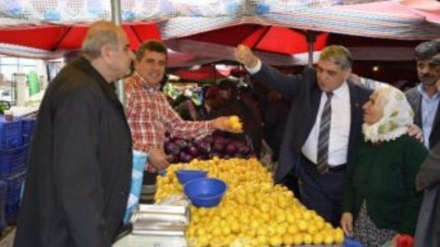 Necip Kalkan Önlüğü Taktı, Elma Sattı