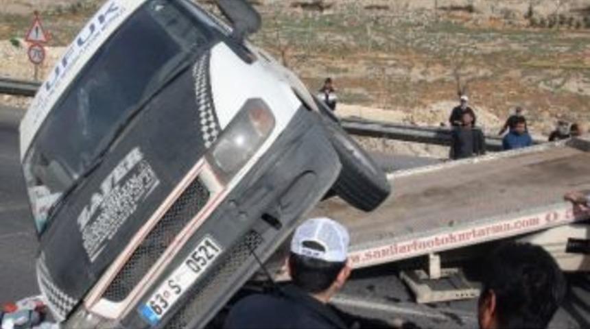 Servis Aracı Takla Attı: 3 Yaralı