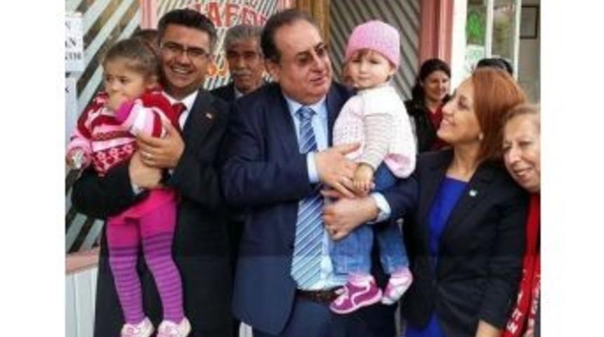 Başkan &Ouml;zcan Se&ccedil;im Gezilerini S&uuml;rd&uuml;r&uuml;yor