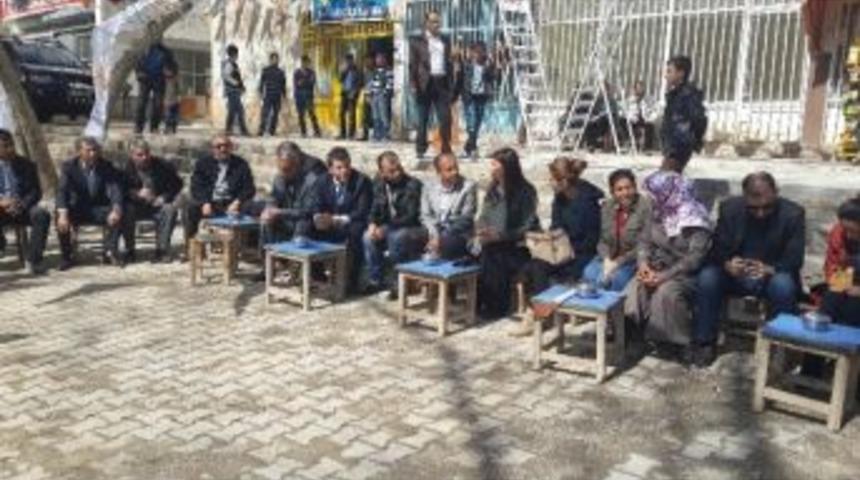 Ak Parti'li Beyaz Başbakan'a Dua Almak İ&ccedil;in K&ouml;y Yollarında