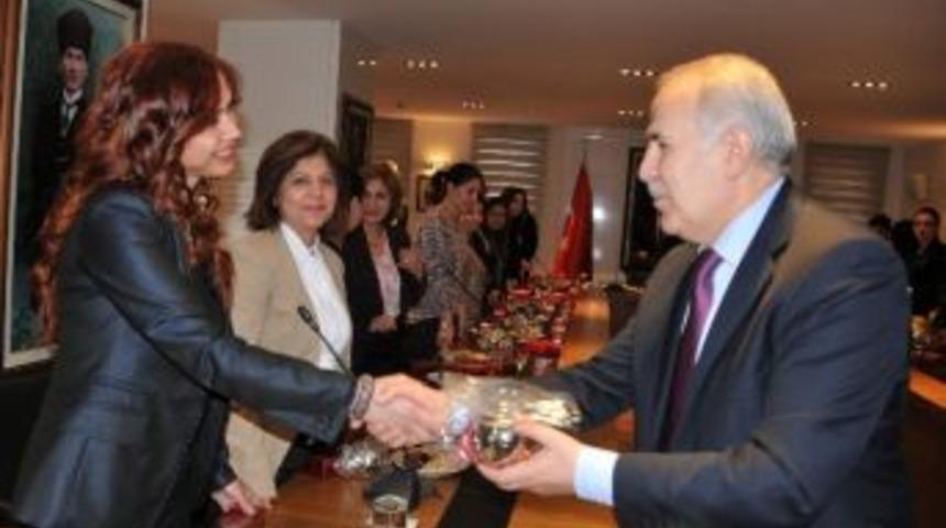 Vali Ata, Kadınlarla Kokteylde Bir Araya Geldi