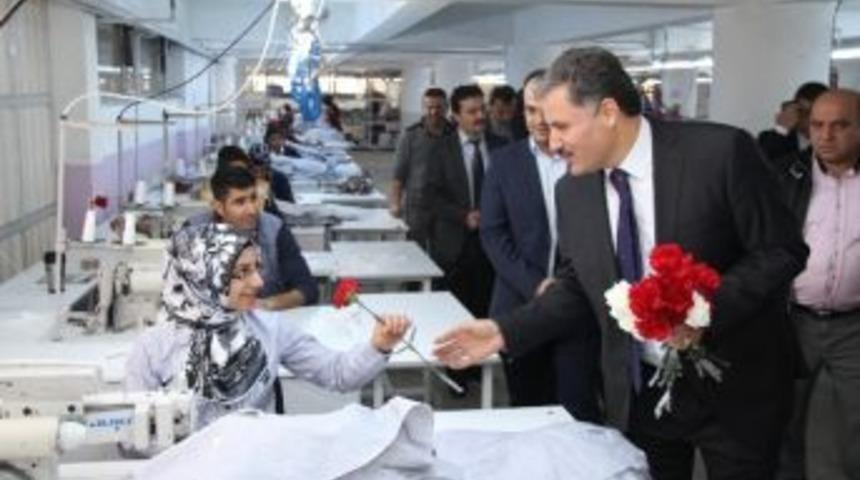 &Ccedil;akır, Kadın &Ccedil;alışanlara Karanfil Verdi