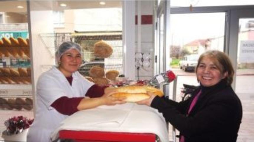 Sarıg&ouml;l'de Fırın İşletmecisi, Bayan M&uuml;şterilerine Karanfil Dağıttı