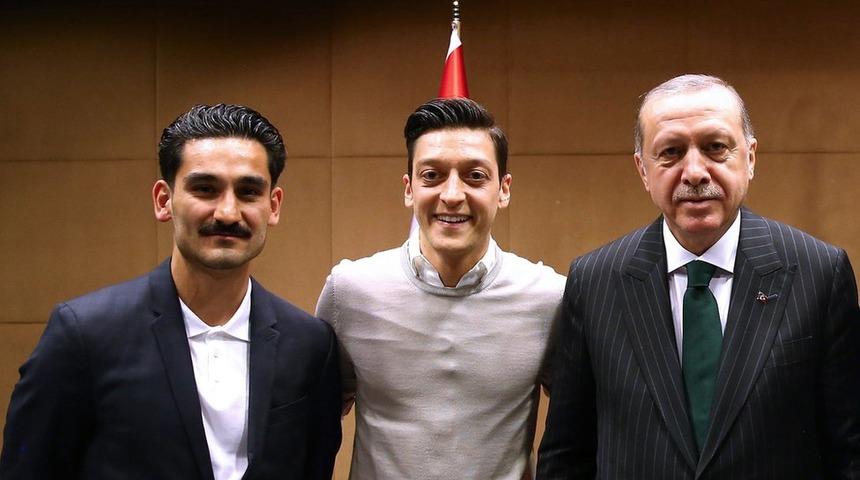 Mesut &Ouml;zil, Erdoğan ile &ccedil;ektirdiği fotoğrafı savundu: Bu saygının gereğidir, siyasi amacı yoktur