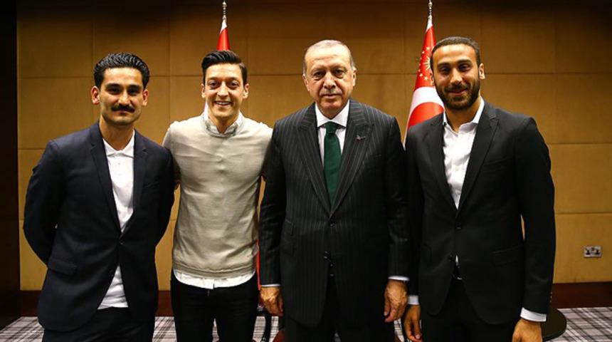 Mesut &Ouml;zil'den Alman medyasına cevap: Hi&ccedil; fark etmez, yine &ccedil;ektiririm