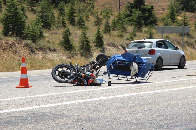 Otomobil ile sepetli motosiklet çarpıştı: 1 ölü, 8 yaralı 
