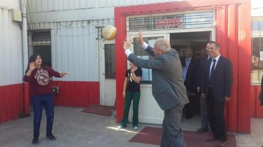 &Ouml;mer K&uuml;&ccedil;&uuml;k &Ouml;ğrencilerle Voleybol Oynadı