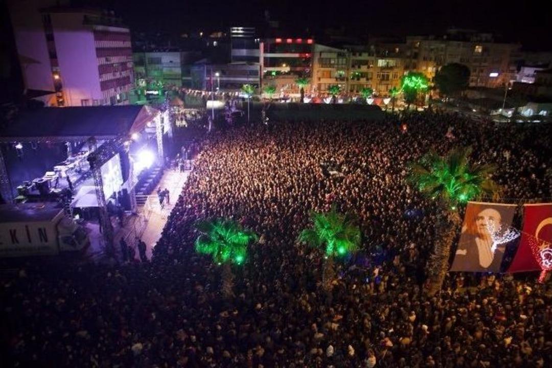 Pop&ccedil;u Hadise Menemenliler'i Coşturdu