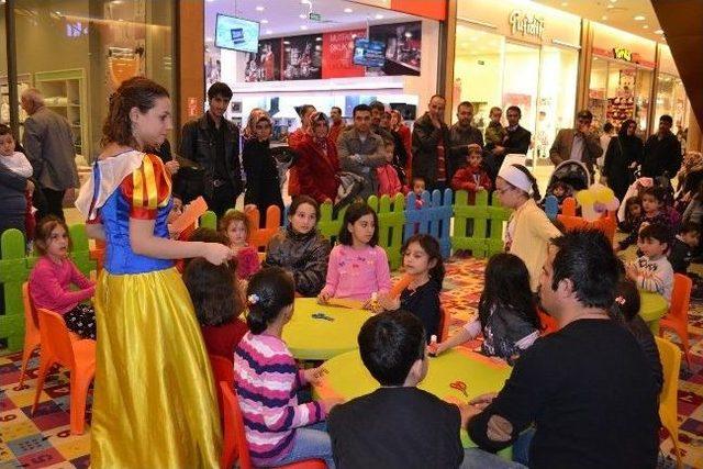 Minik Ziyaret&ccedil;iler Pamuk Prenses İle G&ouml;n&uuml;llerince Eğlendiler 3