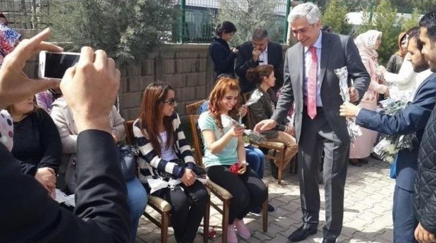 Ensarioğlu Kadınlara Karanfil Dağıttı