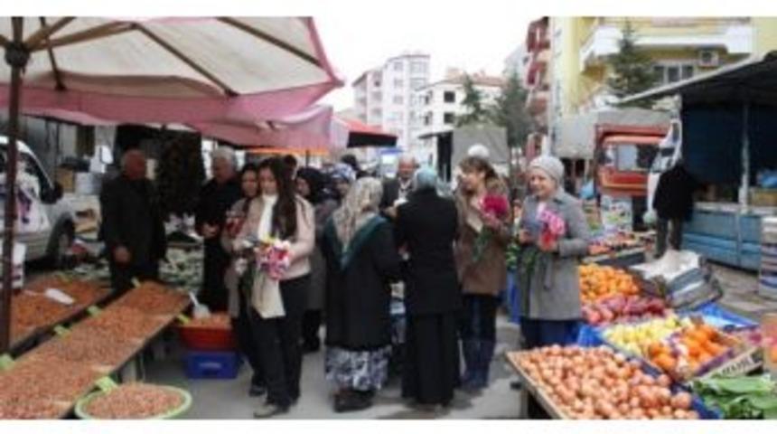 Chp'liler Sandıklı'da Kadınlara Karanfil Dağıttı