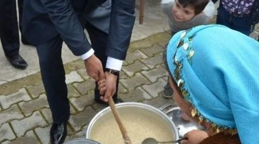 Ak Parti Bornova Belediye Başkan Adayı İlhan Kaya 8 Mart&rsquo;ı Kadınlarla Yan Yana Kutladı