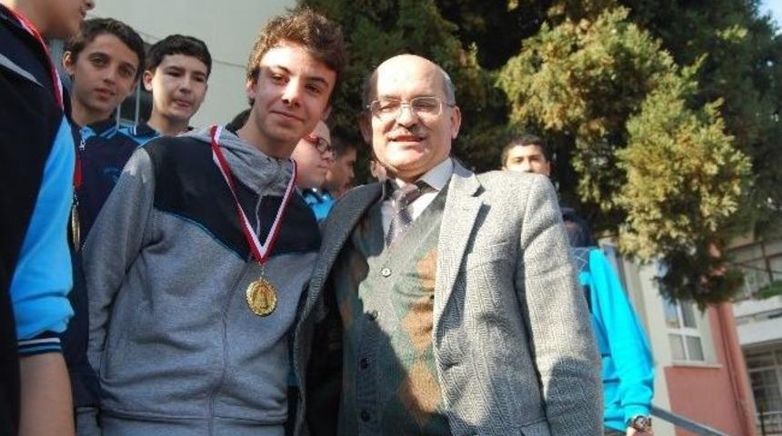 Malkara Atat&uuml;rk Ortaokul Futsal Takımına Madalyaları Verildi