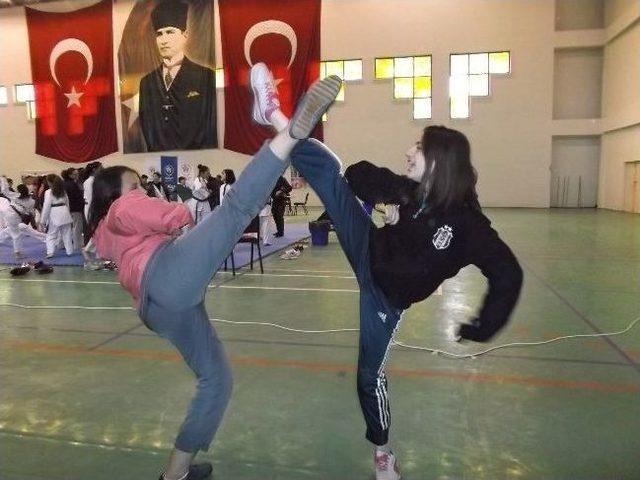 Tavşanlılı Tekvandocular Madalya İle D&ouml;nd&uuml; 1