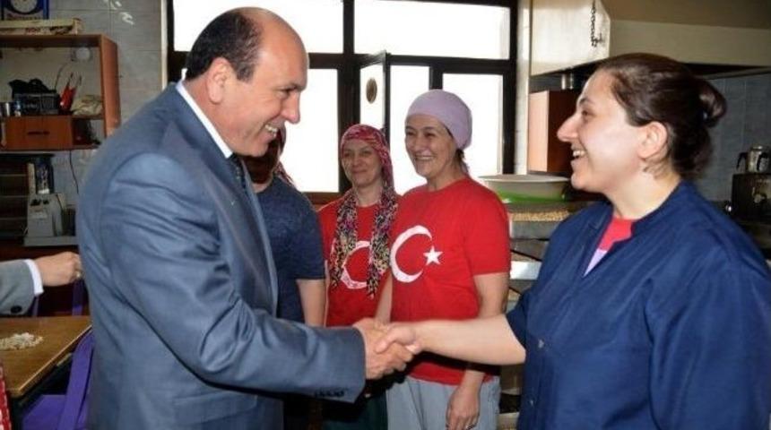 Başkan Ok Bayan Personelin Kadınlar G&uuml;n&uuml;n&uuml; Kutladı