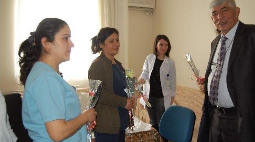 Chp&rsquo;li Adayı Kadınlara &Ccedil;i&ccedil;ek Verdi