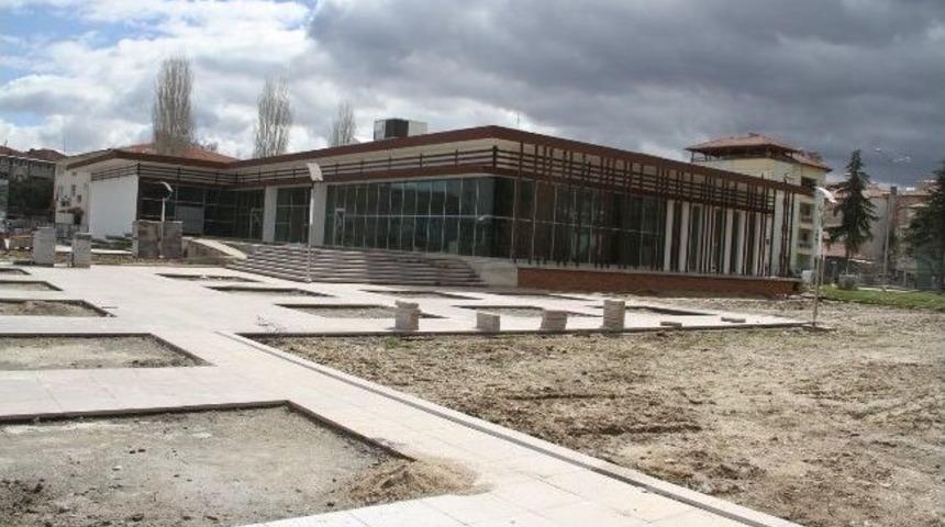 Yunus Emre Kent Meydanı'nın Y&uuml;zde 85'i Tamamlandı