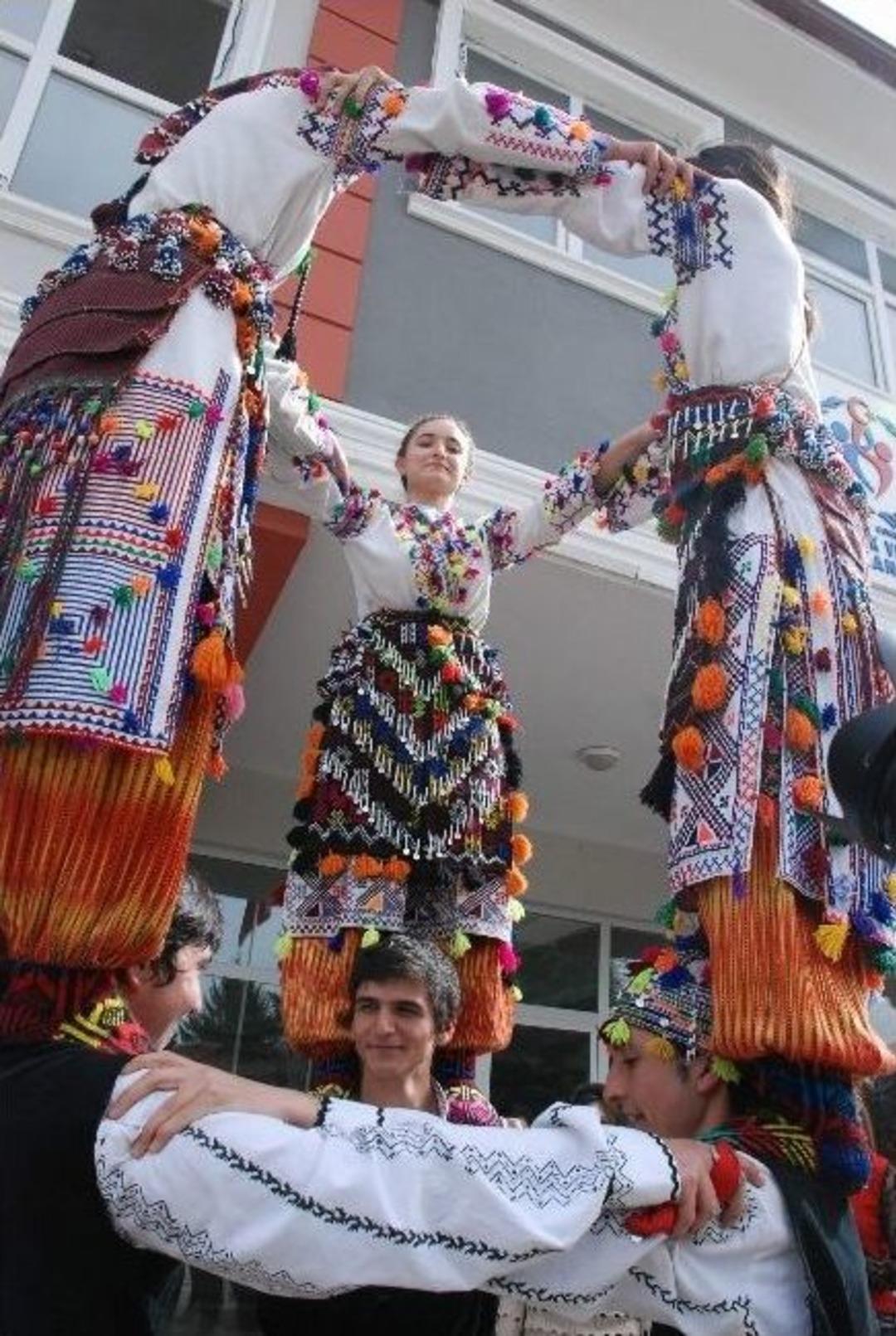 Kadınları Baş Tacı Yapan Halk Oyunu