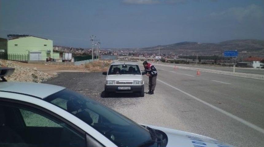 Jandarma Yol Kontrol&uuml;nde Kadınlara Karanfil Dağıttı