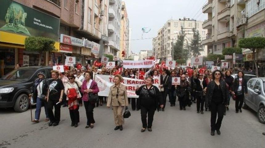 İskenderun'da '8 Mart B&uuml;y&uuml;k Kadın Buluşması' Y&uuml;r&uuml;y&uuml;ş&uuml;
