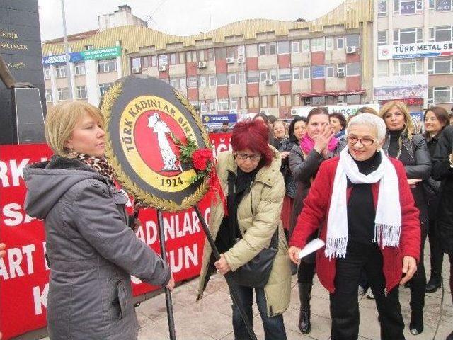 Tkb Atatürk Anıtına Çelenk Koydu