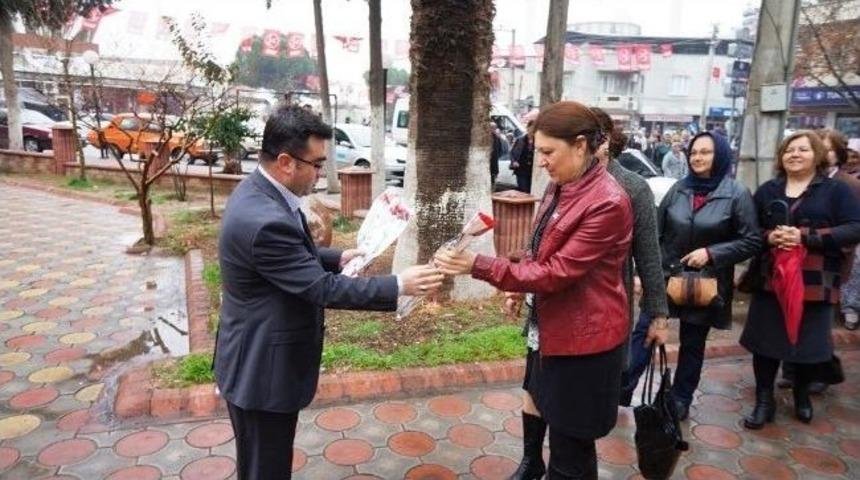 Sarıg&ouml;l İl&ccedil;e Emniyet M&uuml;d&uuml;r&uuml;, Kadınlara Karanfil Verdi