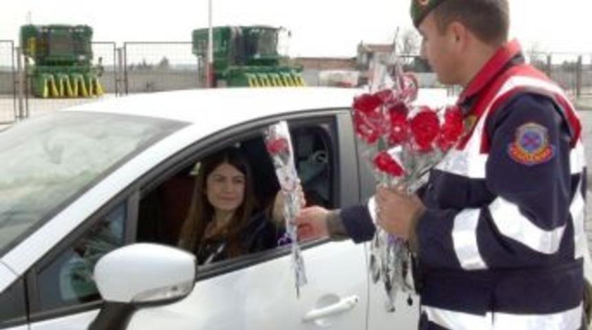 S&ouml;ke&rsquo;de Jandarma&rsquo;dan Kadınlara Karanfilli Kutlama