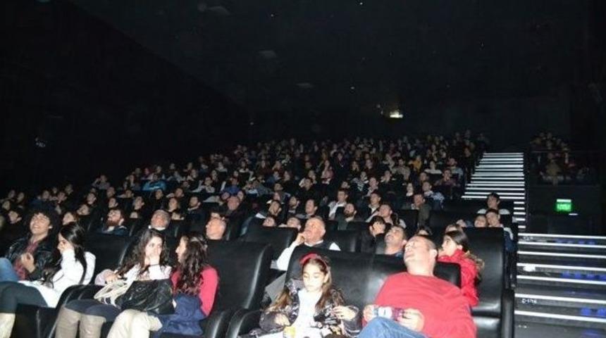 Belediye Başkanı Üniversite Öğrencilerini Sinemaya Götürdü