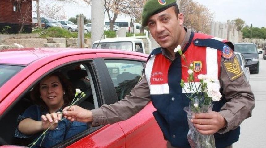 Toplum Destekli Polis Ve Jandarmadan Kadınlara Karanfil