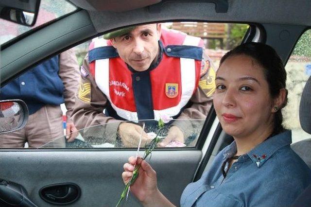 Toplum Destekli Polis Ve Jandarmadan Kadınlara Karanfil 1