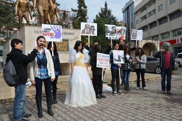 Öğrenciler Küçük Yaşta Evliliği Ve Kadına Şiddeti Protesto Etti