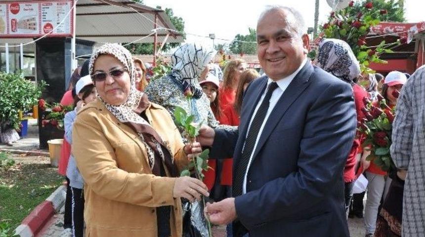 Başkan Tollu Kadınlara G&uuml;l Dağıttı