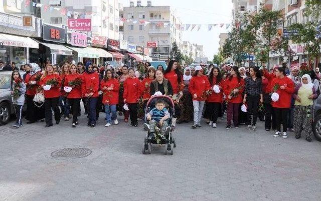 Başkan Tollu Kadınlara Gül Dağıttı