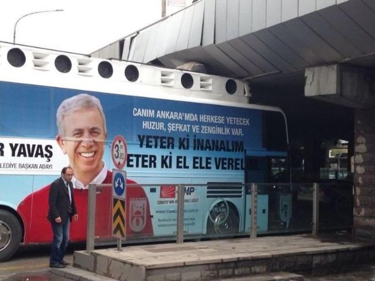 Chp&rsquo;nin Otob&uuml;s&uuml; K&ouml;pr&uuml;ye Takıldı