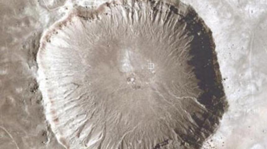 D&uuml;nya'ya &ccedil;arpan dev meteorlar