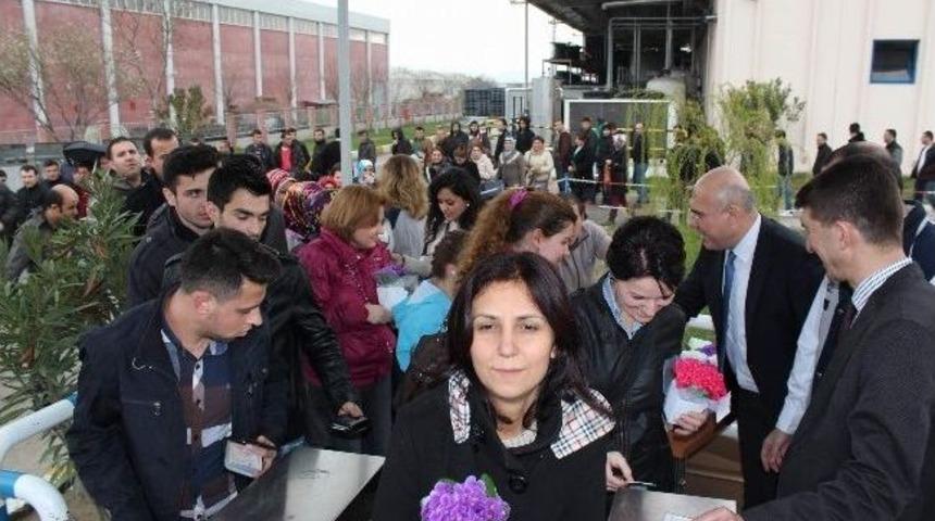 Standard Profil Kadınlar G&uuml;n&uuml;'nde &Ccedil;alışanlarına &Ccedil;i&ccedil;ek Dağıttı