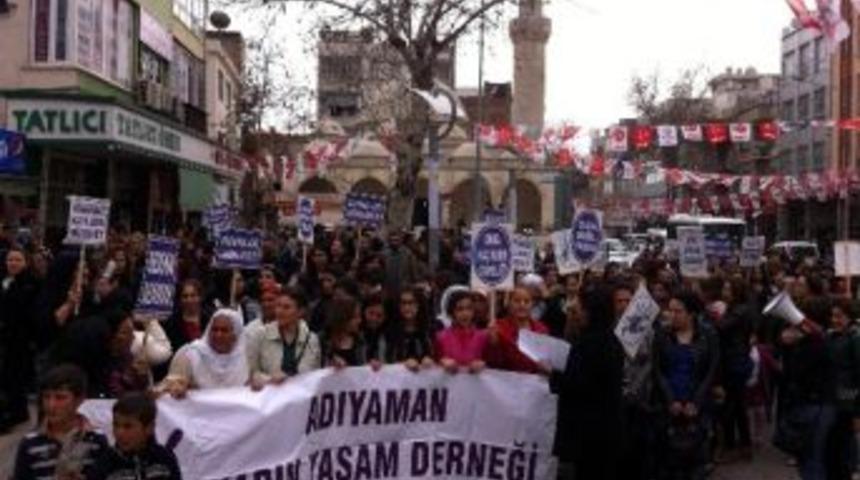 Kadınlar 8 Mart D&uuml;nya Kadınlar G&uuml;n&uuml;&rsquo;nde Y&uuml;r&uuml;d&uuml;