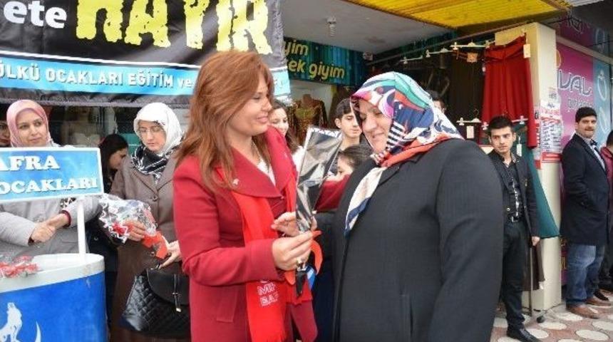 'kadınlar G&uuml;n&uuml;&rsquo;nde Karanfil Dağıttılar