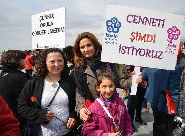 İzmirli Kadınlardan 8 Mart Çıkışı