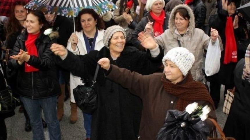 Kadınları Yağmur Durduramadı