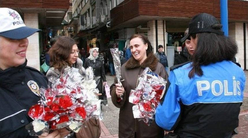 Bayan Trafik Polislerinden Ceza Yerine Karanfil
