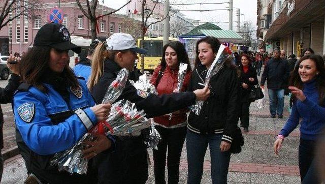 Bayan Trafik Polislerinden Ceza Yerine Karanfil 1