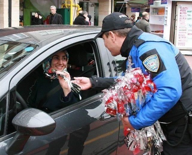 Bayan Trafik Polislerinden Ceza Yerine Karanfil 2