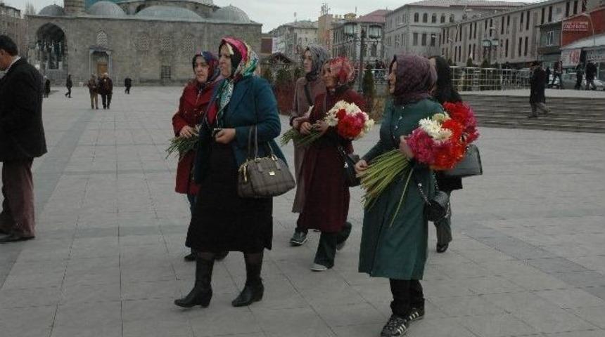 Ak Parti Yakutiye Kadın Kolları, Kadınlar G&uuml;n&uuml;nde &Ccedil;i&ccedil;ek Dağıttı