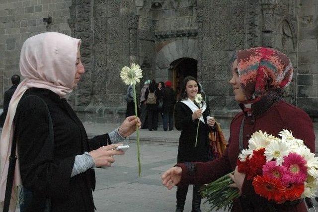 Ak Parti Yakutiye Kadın Kolları, Kadınlar Gününde Çiçek Dağıttı